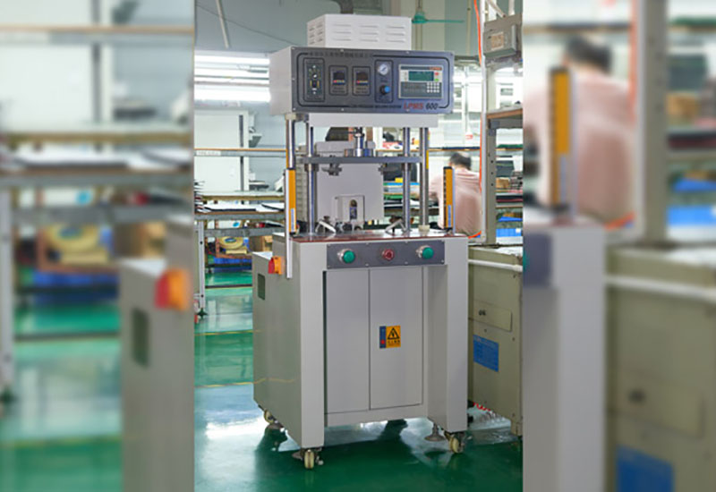 Low pressure forming machine